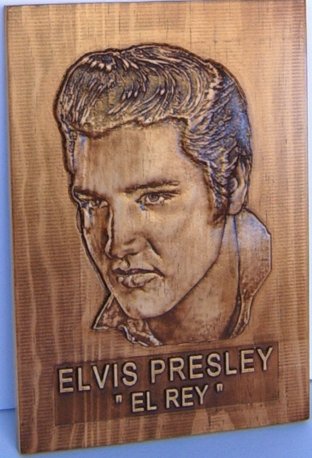 Elvis en madera tallada